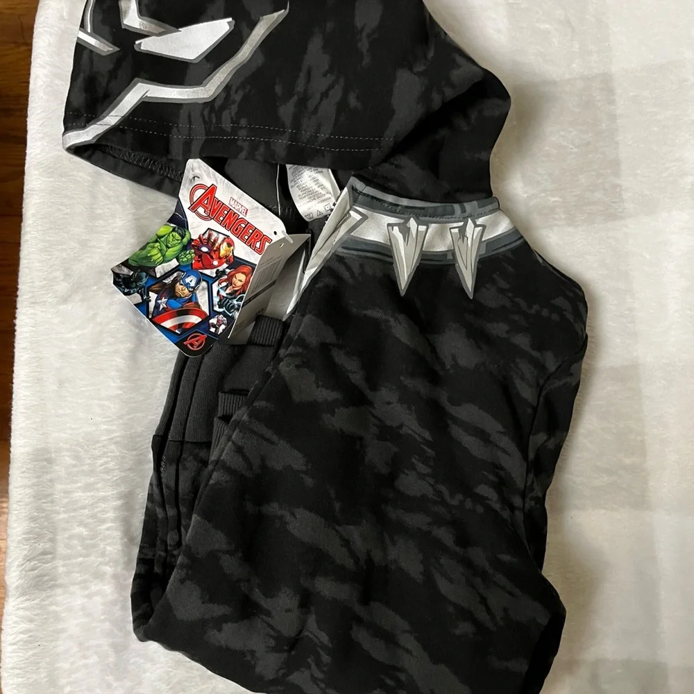 Avengers NEW Kids hoodie. NWT.   W4